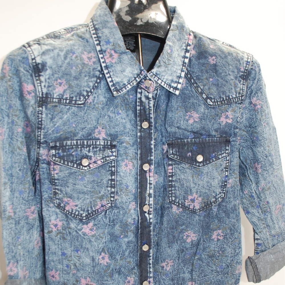 NWT Rue 21 Denim Top with Pink Flowers Size M